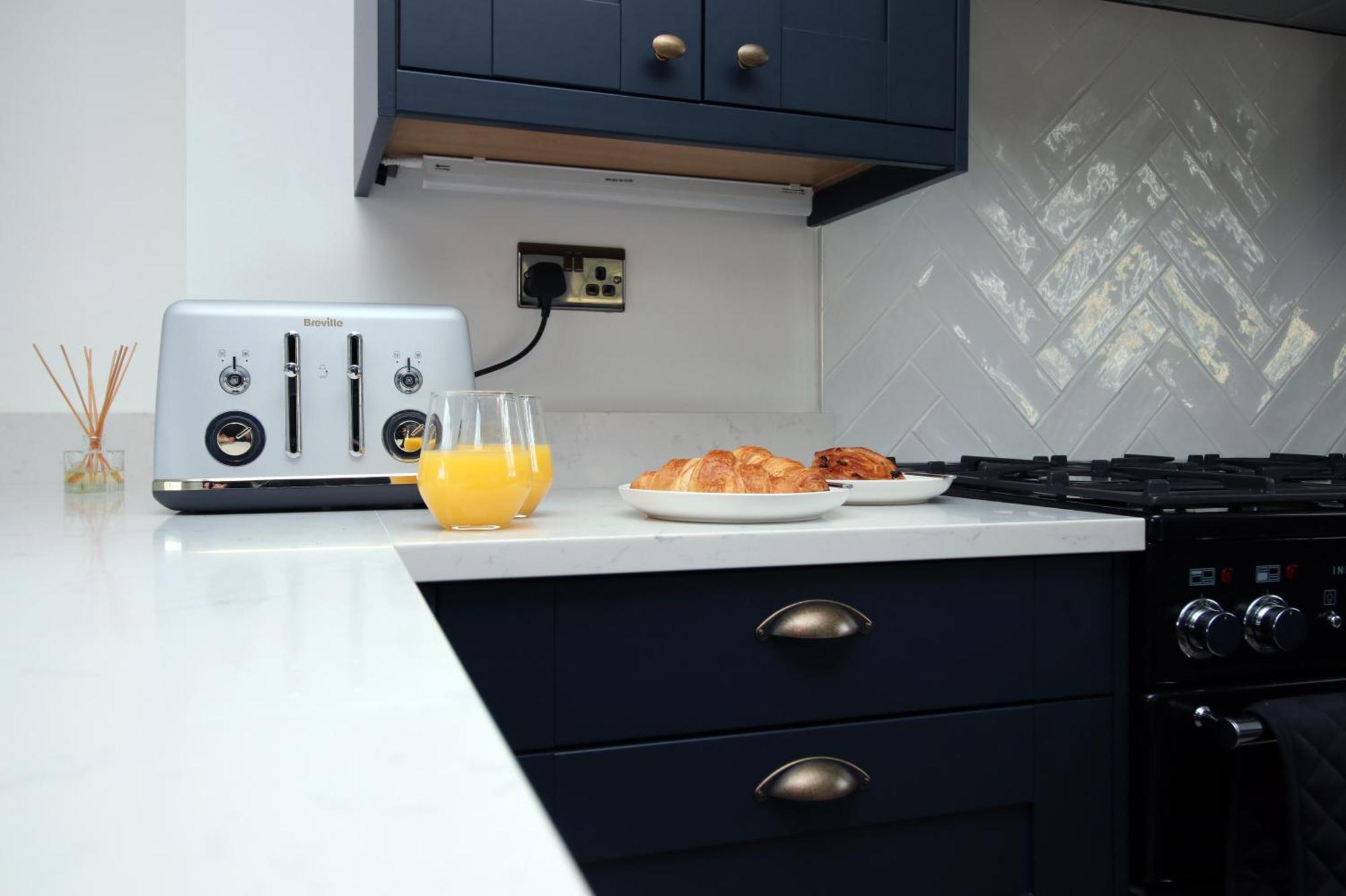 Stylish Home In Bath With Driveway Parking, 10Min From City 外观 照片